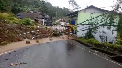 Longsor Tutup Akses Jalur Garut–Singaparna, Lalu Lintas Sempat Lumpuh Total