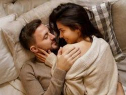 7 Cara Ampuh Bertahan di Ranjang, Bikin Pasangan Semakin Lengket