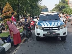 Potong Jalan Pintas Berujung Adu Banteng Antar Pengendara Motor di Surabaya