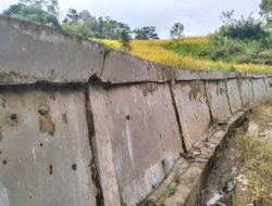 Belum Sampai Dua Tahun! Tembok Penahan di Desa Kota Agung Muara Enim Rusak Parah, Diduga Dikerjakan Asal Jadi