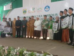 Bupati Bondowoso Serahkan Bantuan Penyelenggara Pendidikan Diniyah dan Guru Swasta Tahun 2025