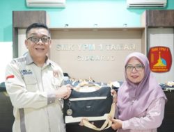SMK YPM 1 Taman Bagikan Laptop untuk Sekolah di Sidoarjo