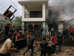 Rumah Ahmad Sahroni di Tanjung Priok Digeruduk Massa, Barang Dijarah dan Disiarkan Langsung di Medsos