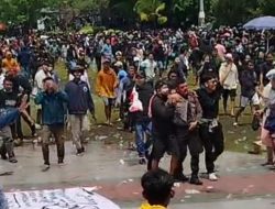 Polisi Jadi “Bulan-bulanan” Massa, Demonstrasi Pati Viral di Media Sosial