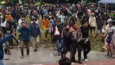 Polisi Jadi “Bulan-bulanan” Massa, Demonstrasi Pati Viral di Media Sosial