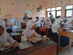 SMPN 1 Sukosari Terima MBG, Siswa Antusias: “Terima Kasih, Ini Sangat Membantu”