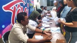 Bulog jember Salurkan Bantuan Pangan 20 Kg Beras dan 4 Liter Minyak untuk KPM di Kelurahan Patrang