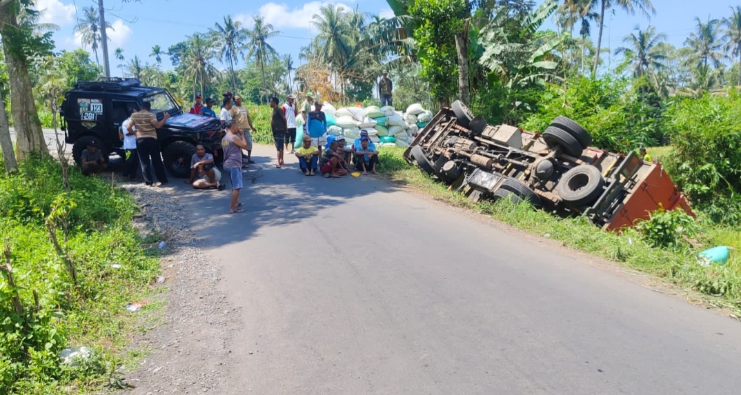 Truk Masuk Sawah di Jalur Sempit Grujugan, Polisi Gerak Cepat Evakuasi