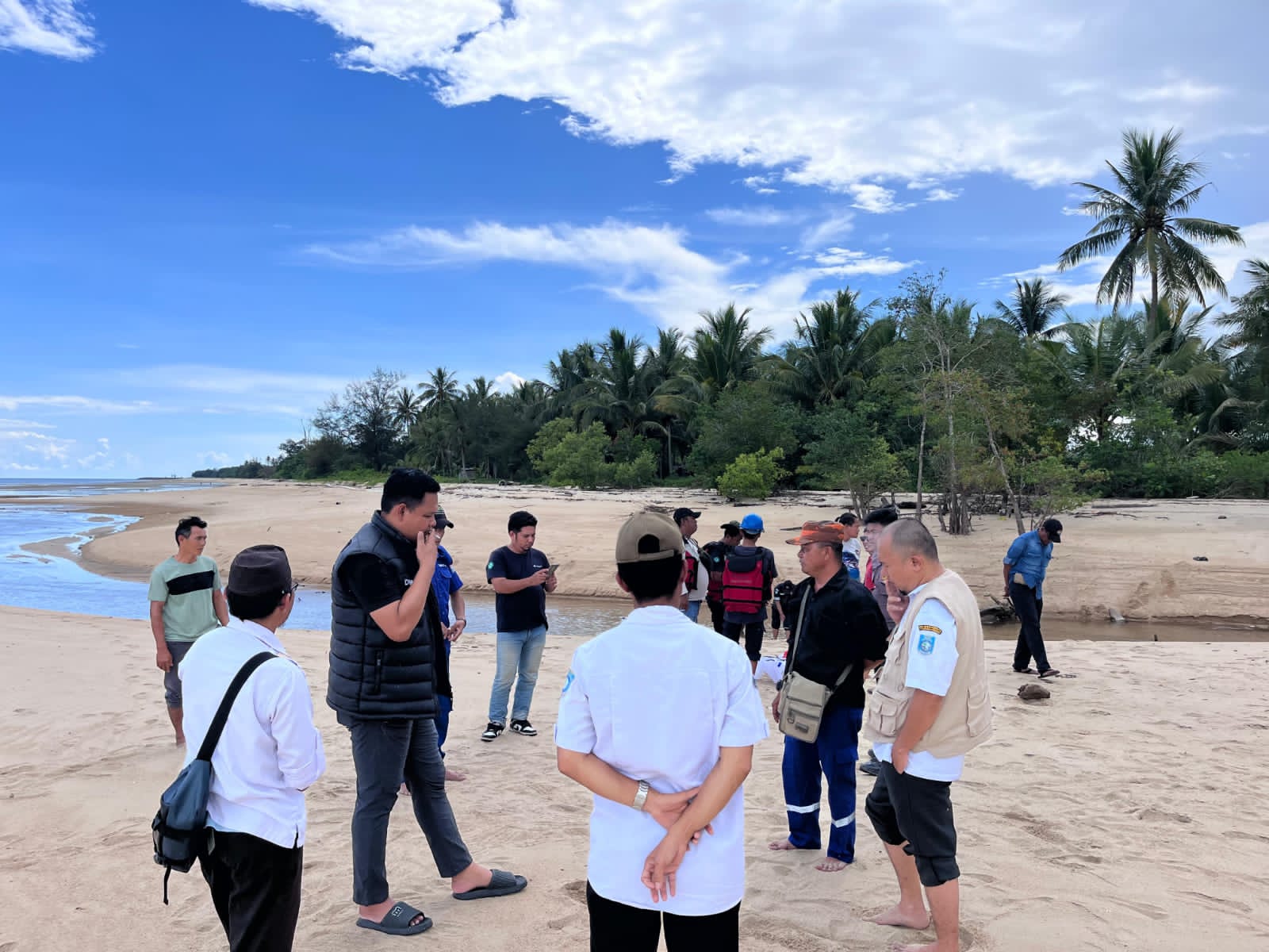 Laut Tempilang di Tengah Tarik Ulur Tambang dan Nelayan, Camat Rusian Turun Redam Potensi Konflik