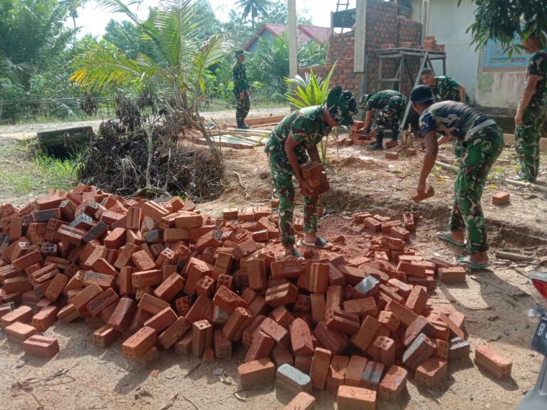 TNI dan Warga Bersatu, Pembangunan MCK TMMD Kodim 0402/OKI Terus Berjalan