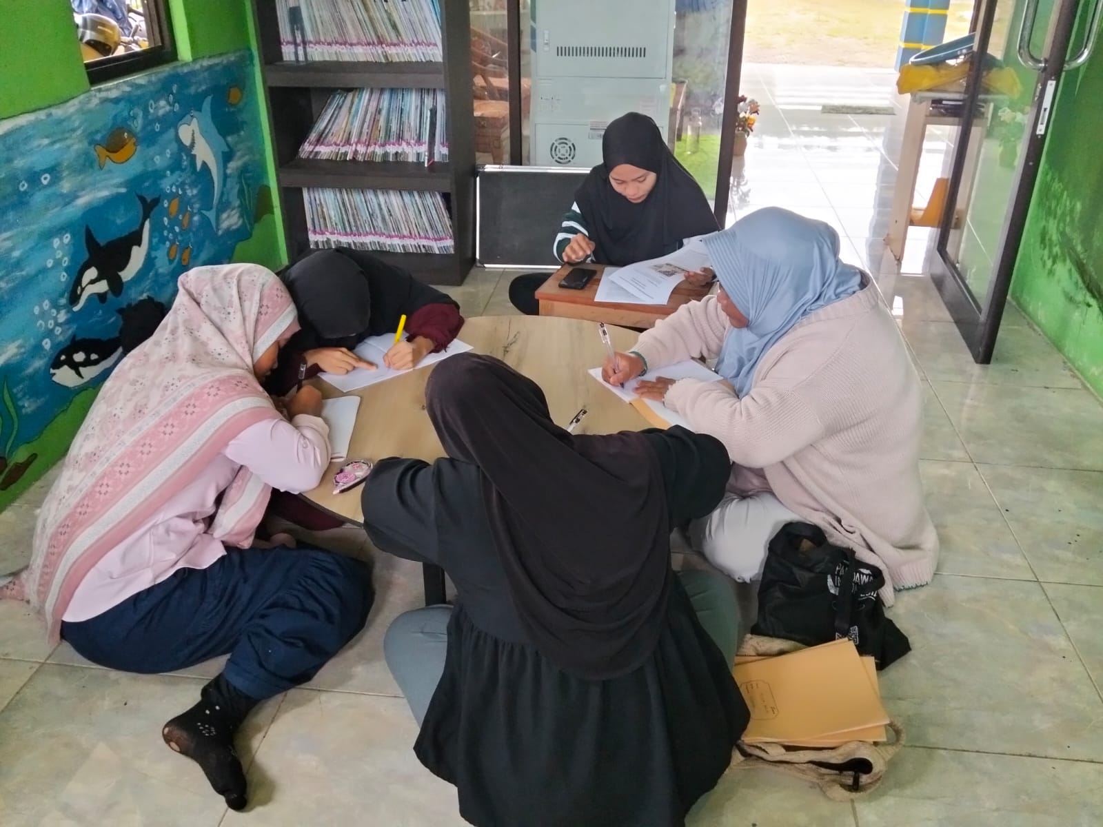 Banyak Anak Putus Sekolah, Farouk Yohansyah Justru Datangkan Pendidikan ke Perpustakaan Desa