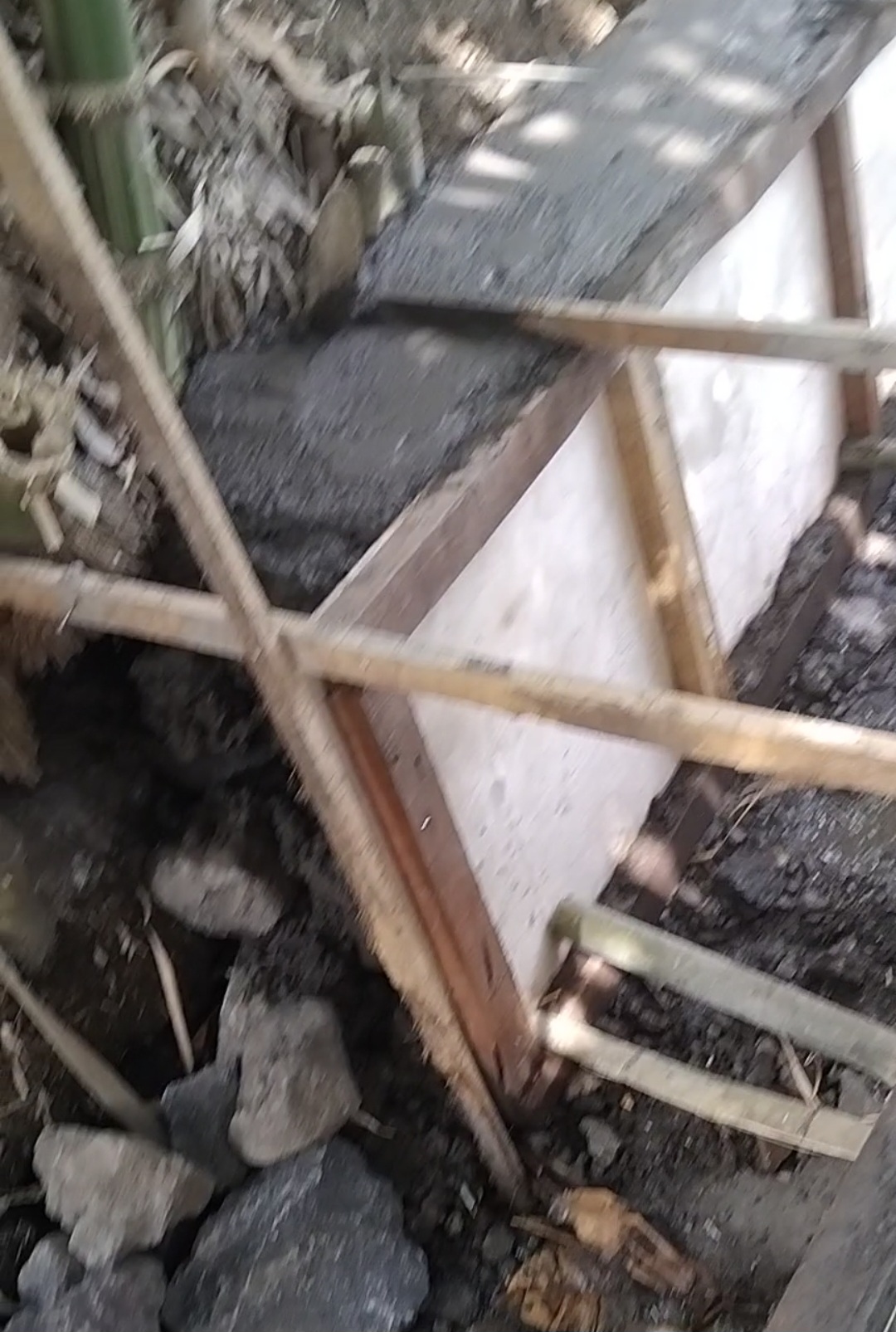 Proyek P3TGAI Desa Pasarejo Disorot, Pondasi Diduga Dangkal dan Batu Menempel Akar Bambu