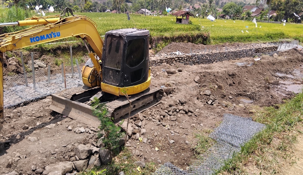 Rp396,9 Juta Digelontorkan, Batu Proyek Tebing Rajekwesi Situbondo Dipersoalkan: Pengawasan ke Mana?